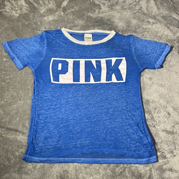 Brand is pink, color is blue. This shirt is an XS but it’s pretty stretchy. - Picture 2 of 5